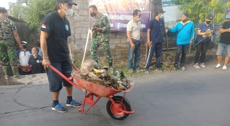 Sambut Hari Lingkungan Hidup Sedunia Kodim Badung Bersih-Bersih Di Desa Peguyangan Kangin