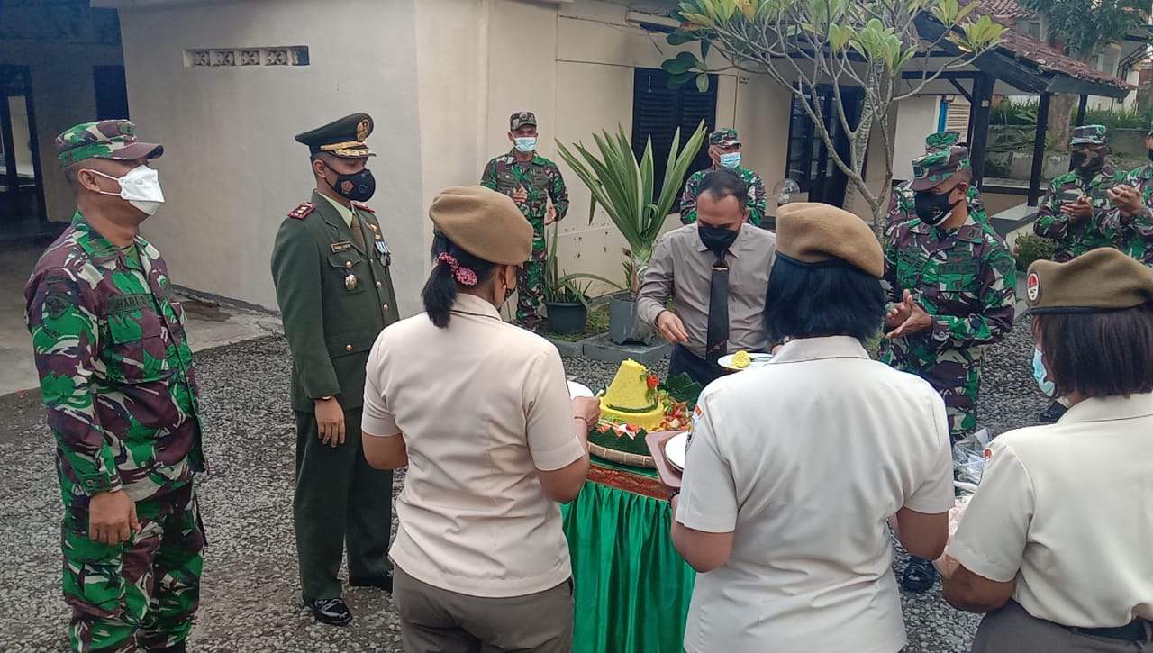 Dandim Gianyar Buat Kejutan, Datangi Kediaman Kapolres Gianyar Sembari Bawa Tumpeng HUT Bhayangkara Ke 75