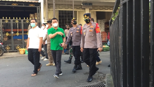Polres Klungkung Bersama Pemkab Bersinergi Himbau Masyarakat Di Pasar Tradisional Taati Prokes