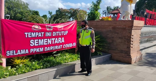 PPKM Darurat Jawa-Bali, Petugas Pasang Spanduk Penutupan Sementara Tempat Usaha Dan Fasilitas Wisata di Gianyar