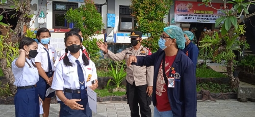 Polres Klungkung Lakukan Pengamanan Vaksinasi Siswa Berusia 12-17 Tahun di Beberapa Sekolah di Kabupaten Klungkung
