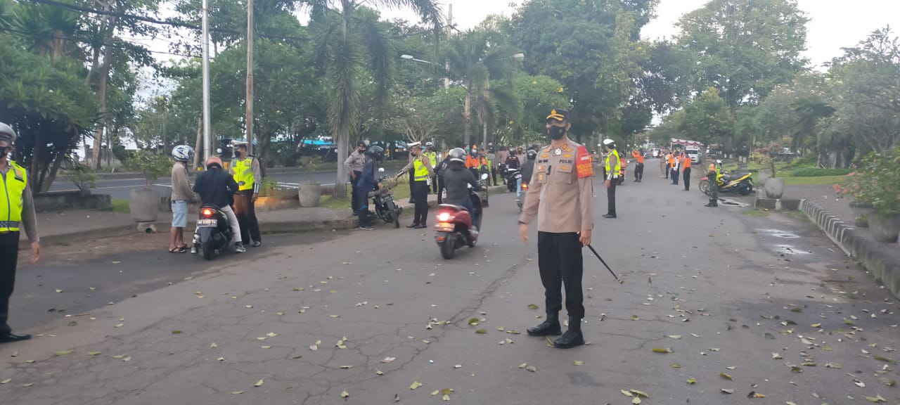 PPKM Darurat, Polres Klungkung Lakukan Rapid Antigen dan Putar Balik Kendaraan yang Memasuki Wilayah Kabupaten Klungkung