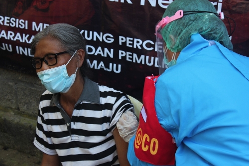 Percepat Target Vaksin, Vaksinator Polres Gianyar Door To Door Ke Rumah Warga Gianyar
