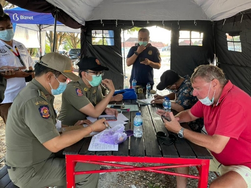 Imigrasi Ngurah Rai Bersama Kepolisian dan Sat Pol PP, 7 WNA Terjaring Langgar Prokes