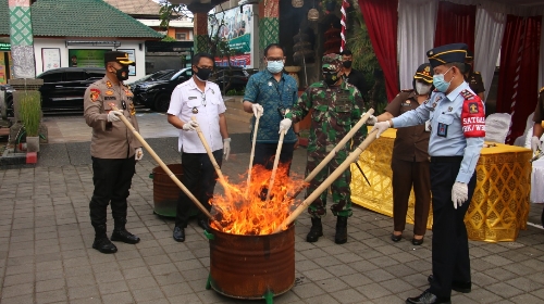 Kapolres Gianyar Hadiri Pemusnahan Barang Bukti di Kejaksaan Negeri Gianyar