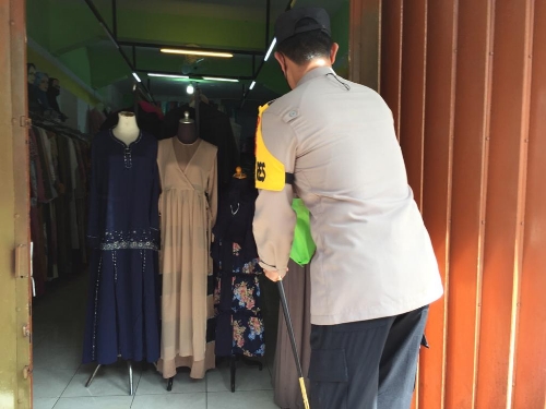 Kapolres Klungkung Tutup Toko Non Esensial di Jalan Sahadewa