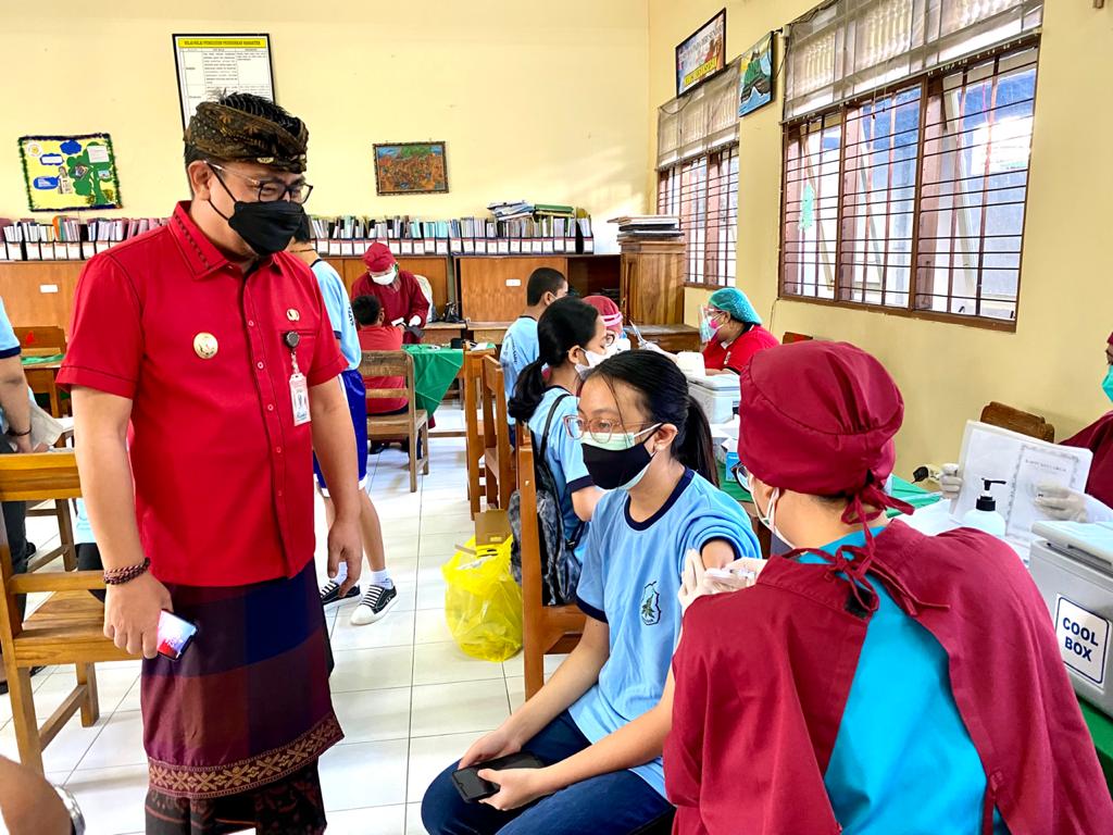 Percepat Vaksinasi Pada Remaja Wawali Arya Wibawa Tinjau Vaksinasi Di SMPN 7 Denpasar