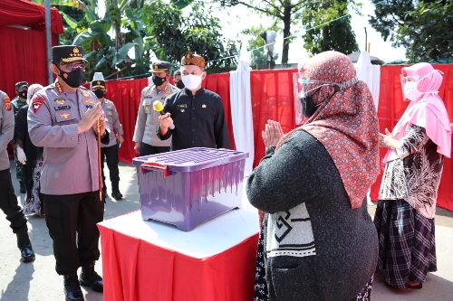 Kapolri Sebar Ribuan Bansos Bagi Warga Terdampak PPKM Darurat di Bandung