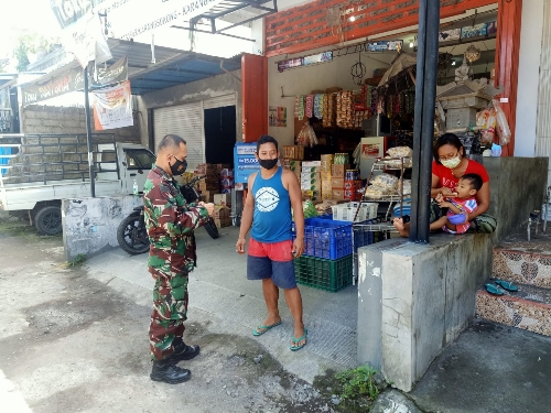 Tekan Laju Perkembangan Covid-19, Dandim 1623/Karangasem Bagi-bagi Masker