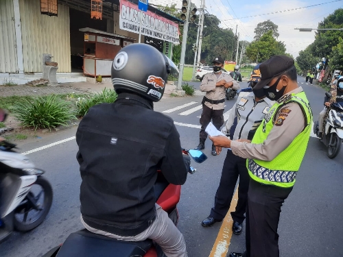 Mobilitas Masih Ramai, Petugas Gabungan Terus Gelar Penyekatan di Simpang Tulikup