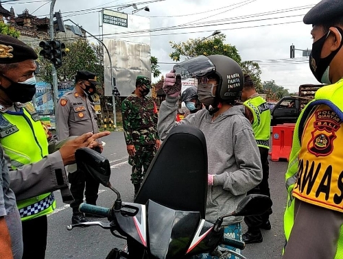 Tekan Mobilitas Masyarakat, Polres Gianyar dan Jajaran Ketatkan setiap Pos Penyekatan