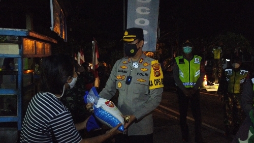Kapolres Klungkung bersama Dandim Pimpin Patroli Gabungan dan Bagikan Sembako kepada Pedagang