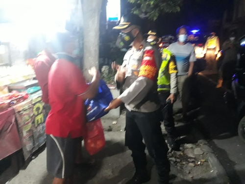 Petugas Gabungan Gelar Patroli Skala Besar dan Bagikan Sembako