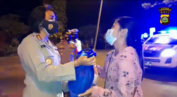 Patroli Gabungan TNI-Polri dan Sat Pol PP Kabupaten Sembari Bagikan Sembako