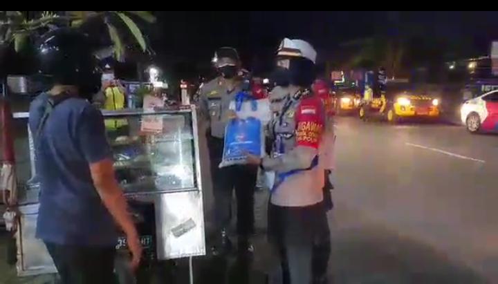 Kapolres Tabanan Salurkan Bansos Beras kepada Pedagang Kaki Lima