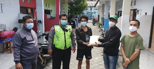 Elemen Mahasiswa Bali Bersinergi dengan Polresta Denpasar Gelar Baksos Bagi-Bagi Sembako