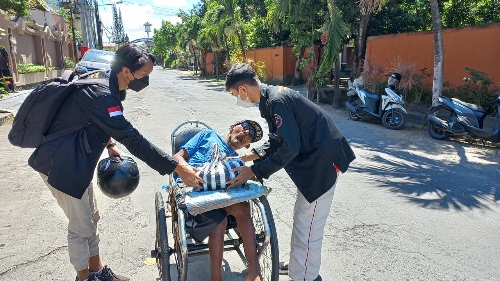 Kapolda Bali Apresiasi BEM UNR dan Elemen Mahasiswa Bali Sinergi dengan Sat Intelkam Bagikan Sembako bagi Warga Kurang Mampu
