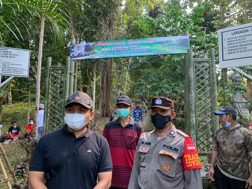 Wujudkan Misi Wana Kerthi, Wabup Patriana Gotong royong Pasang Papan Zona Larangan Kawasan Hutan
