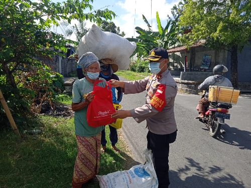 Polsek Gianyar Salurkan Bantuan Sembako dari Kapolri kepada Warga Terdampak Covid-19 dan Penetapan PPKM