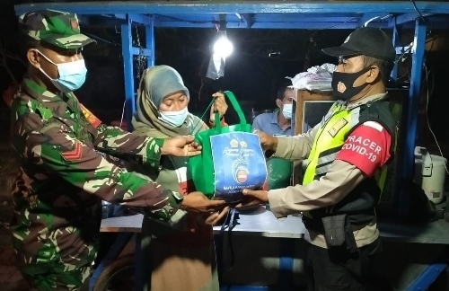 Polres Gianyar dan Jajaran Polsek Berikan Paket Sembako ke Pedagang Kaki Lima