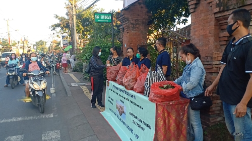 Tingkatkan Rasa Kepedulian Kepada Masyarakat Terdampak Covid 19, Para Guru SDN 1 Pedungan Bagikan Nasi Bungkus Gratis