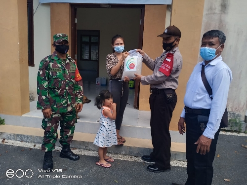Mau Diperpanjang PPKM Mau Tidak, Bhabinkamtibmas tetap Salurkan Paket Sembako Kepada Masyarakat Kurang Mampu