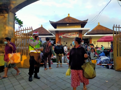 Tekan Penyebaran Covid-19, Polsek Blahbatuh Berikan Himbauan Prokes di Pasar Yadnya
