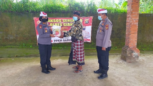 Polsek Tampaksiring Berikan Himbauan dan Bagikan Sembako