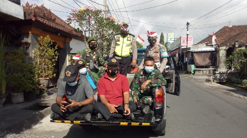 Polsek Blahbatuh Lakukan Penyemprotan Desinfektan Eco Enzym di Kawasan Desa Keramas