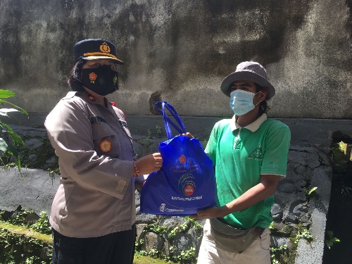 Sembako Bantuan dari Buddha Tzu Chi, Wakapolres Klungkung Bagikan kepada Masyarakat Kurang Mampu