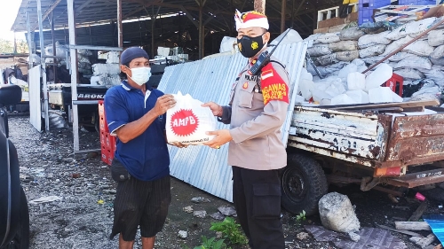Bantu Warga Pemulung Kapolsek Kuta Bagikan Sembako Donasi Alliansi Masyarakat Pariwisata Bali