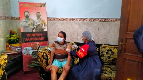 Vaksinasi Mobile, Polres Klungkung Datangi Rumah Warga Penyandang Disabilitas