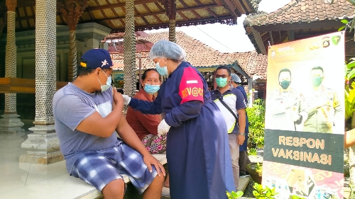 Tim Vaksinator Polres Klungkung Laksanakan Vaksinasi Mobile, Sasar Warga Lansia yang belum Melakukan Vaksinasi Covid-19
