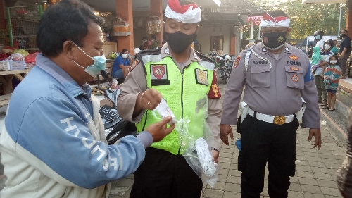 Kanit Binmas Polsek Blahbatuh Bagi-bagi Masker di Pasar Tradisional