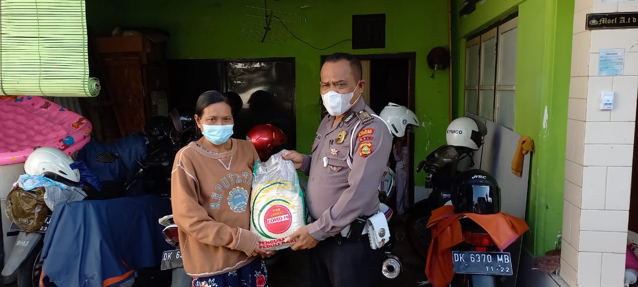 Sasar Warga yang Membutuhkan, Polres Klungkung Bagikan Paket Sembako