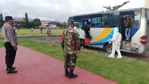 Warga Klungkung yang Terkonfirmasi Covid-19 Diantar ke Hotel Vasini Denpasar