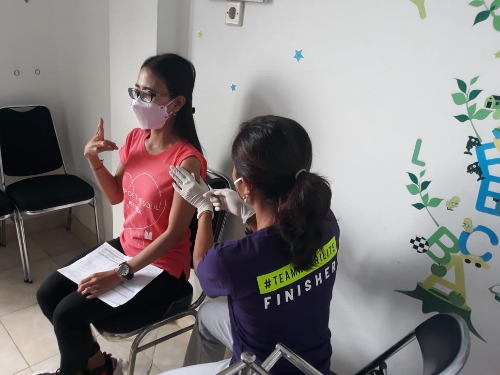 Tenaga Kesehatan Klinik Polres Gianyar Jalani Vaksinasi Tahap III