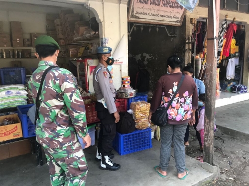 Bersama TNI, Polsek Tampaksiring Ajak Masyarakat Taati Protokol Kesehatan