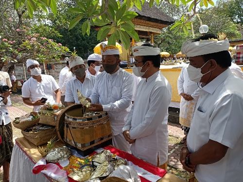 Pemkot Denpasar Gelar Upacara Wisuda Bumi, Upaya Niskala Penanganan Pandemi Covid-19