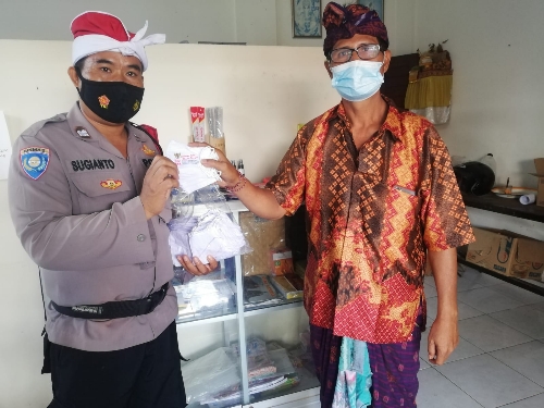 Bhabinkamtibmas Desa Lodtunduh Salurkan Bantuan Masker