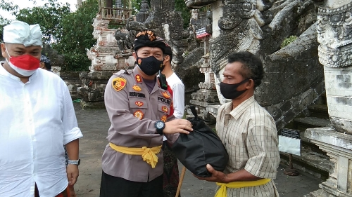 Polri Peduli, Kapolres Karangasem Bagikan Paket Sembako Bagi Warga Pura Lempuyang