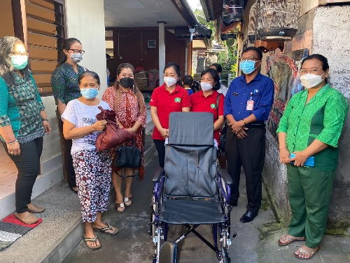 Antari Jaya Negara Serahkan Kursi Roda kepada Penderita Stroke Beserta Bantuan PGRI di Dapur Umum Kaliasem