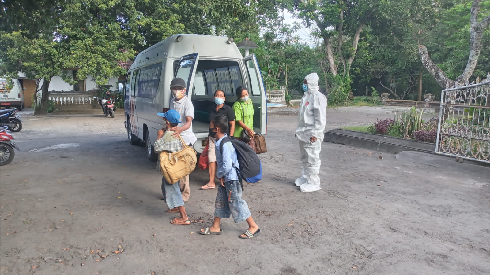 Percepat Proses Perpindahan ISOMAN ke ISOTER, Danramil 1623-01/Karangasem Kapten Inf. Arief Santoso Lakukan Penjemputan Pasien COVID-19