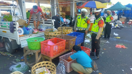 Sat Lantas Polres Gianyar Berikan Himbauan Prokes di Pasar Batubulan