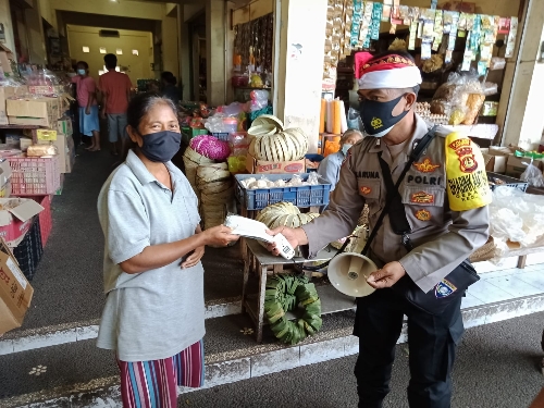 Pasar tradisional Menjadi Target Himbauan Prokes dan Bagikan Masker oleh Bhabinkamtibmas 