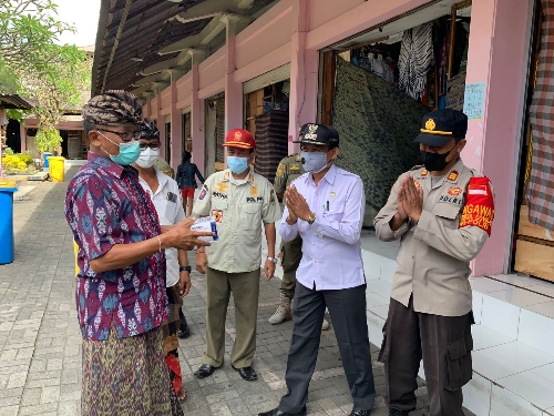 Bersama Stakeholder, Polsek Sukawati Edukasi Masyarakat di Pasar Tenten Guwang dan Pasar Seni Guwang