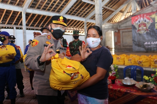 Alumni Akpol 93 Pesat Gatra Salurkan Paket Sembako ke Warga Terdampak Pandemi Covid-19