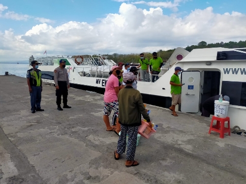 Polsek Kawasan Pelabuhan Padangbai Periksa Dokumen Kesehatan Pengguna Jasa Fast boat Eka Jaya 25 Tujuan Gili Trawangan, NTB