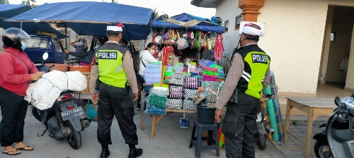 Polsek Blahbatuh Beri Himbauan tentang Protokol Kesehatan di Pasar Yadnya
