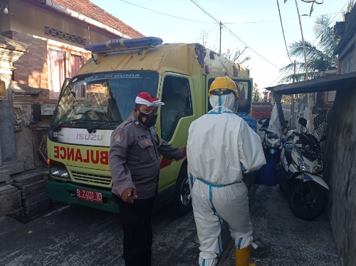 Polres Gianyar Kawal Pergeseran Warga Terkonfirmasi Covid-19 untuk Melaksanakan Isoter